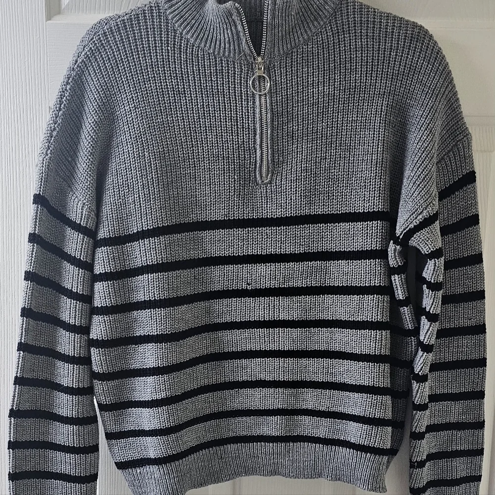 Shein Sweater Quarter Zip-Up Grey and Black Large Cropped - Picture 2 of 10